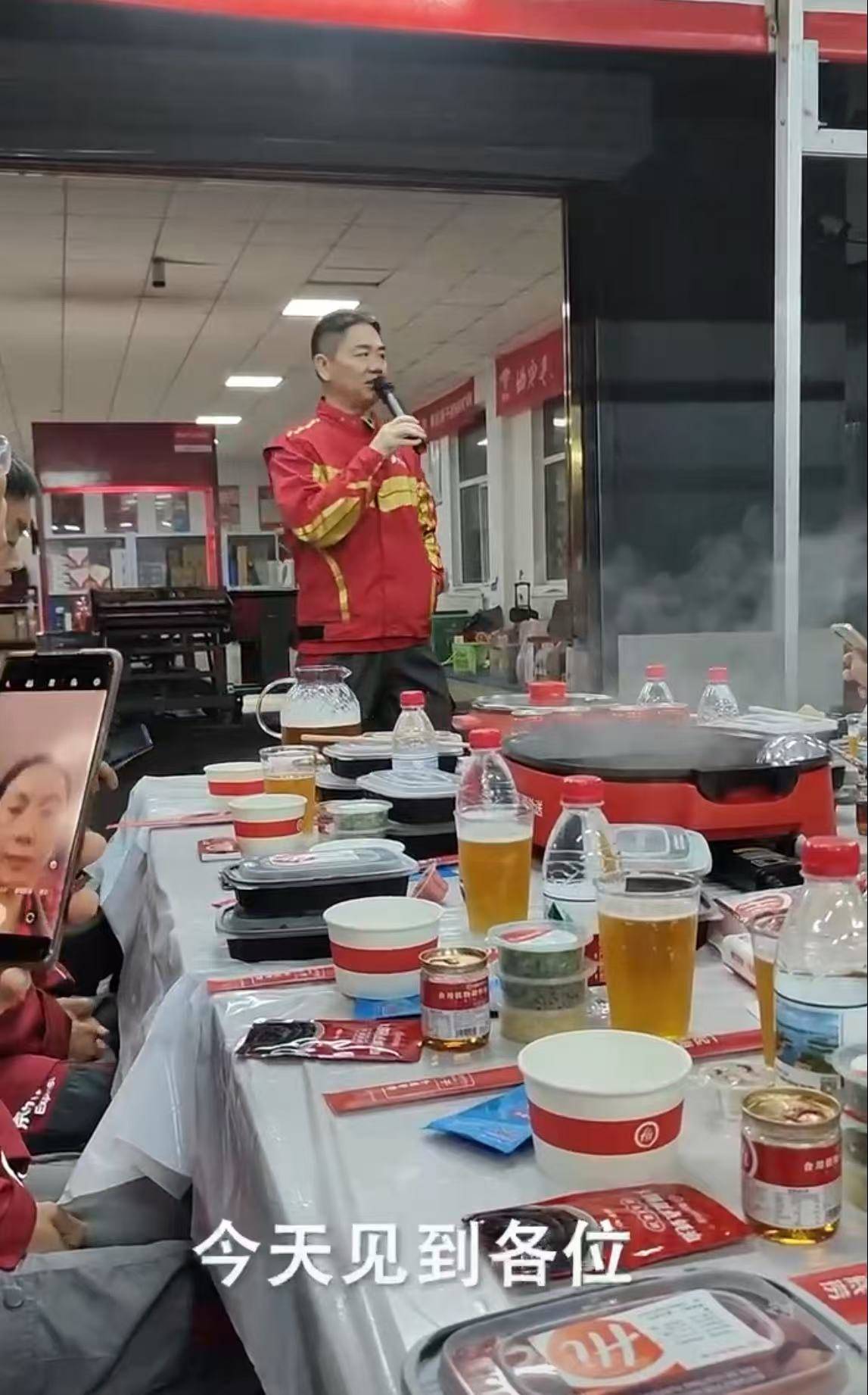 劉強(qiáng)東沖到一線：白天送外賣，晚上請(qǐng)騎手吃海底撈