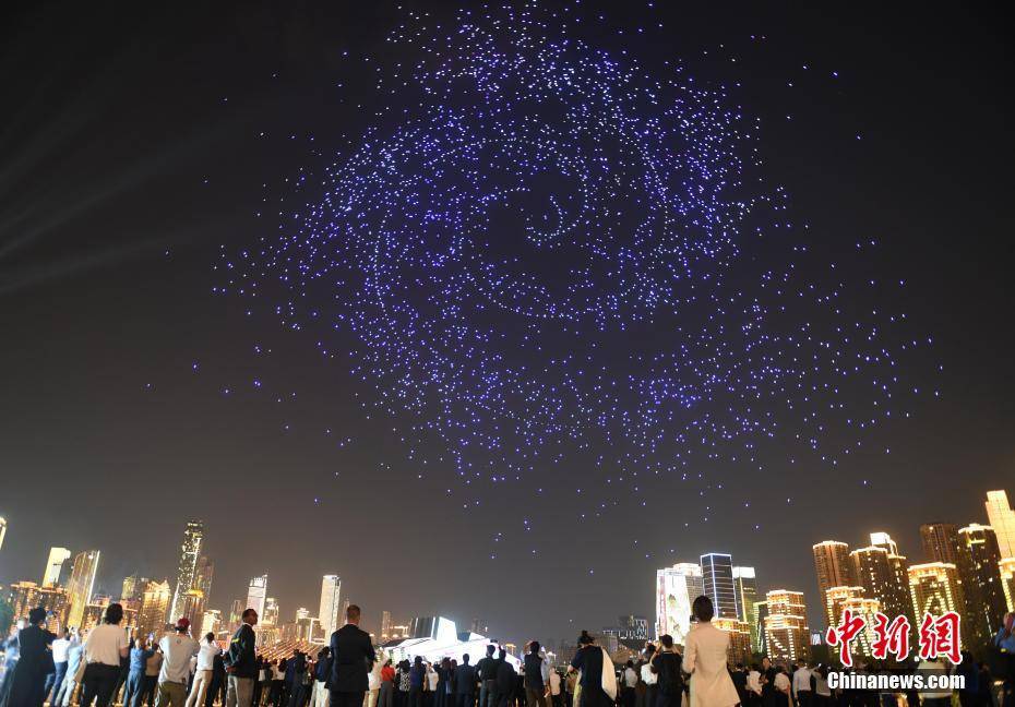 50多個(gè)國(guó)家的200多名外賓在重慶欣賞無(wú)人機(jī)燈光秀