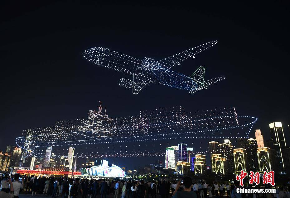 50多個(gè)國(guó)家的200多名外賓在重慶欣賞無(wú)人機(jī)燈光秀