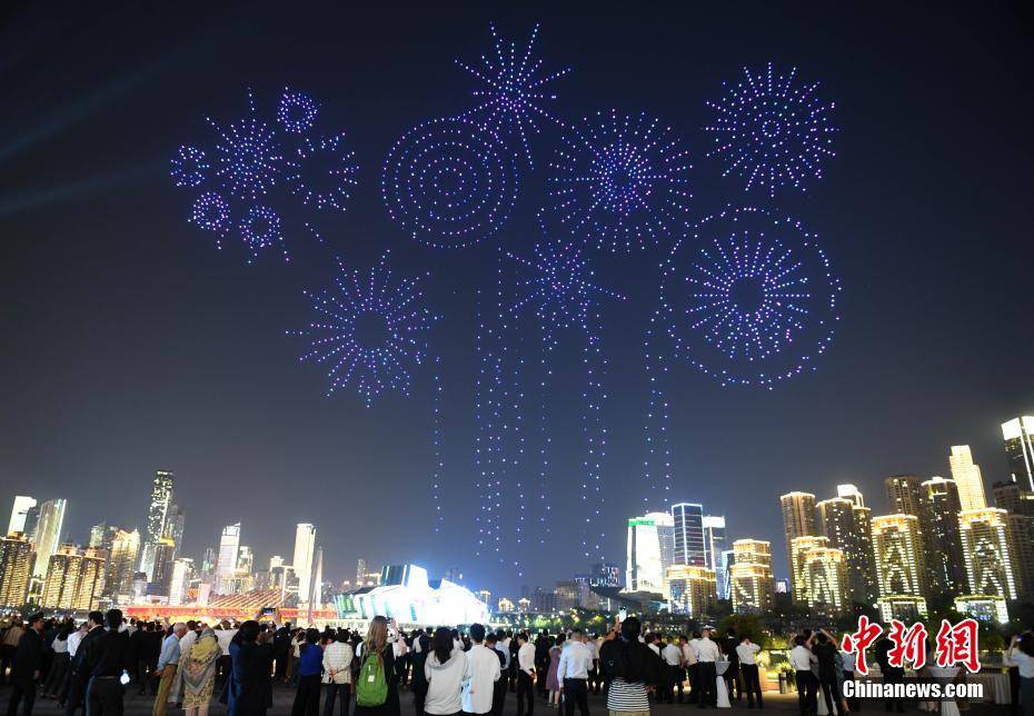 50多個(gè)國(guó)家的200多名外賓在重慶欣賞無(wú)人機(jī)燈光秀