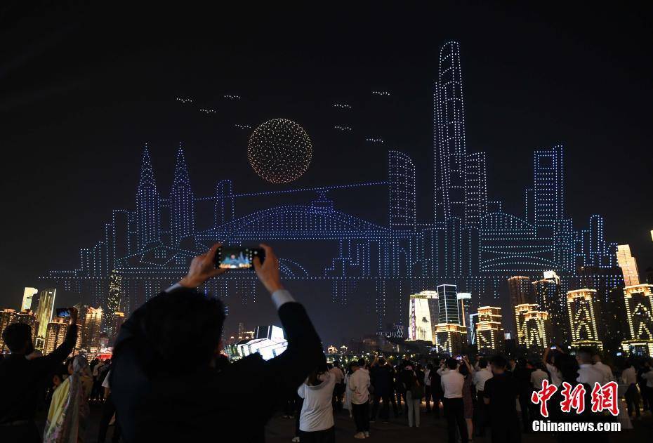 50多個(gè)國(guó)家的200多名外賓在重慶欣賞無(wú)人機(jī)燈光秀