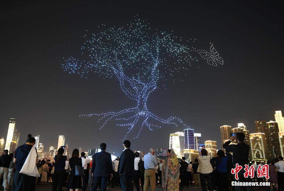 50多個(gè)國(guó)家的200多名外賓在重慶欣賞無(wú)人機(jī)燈光秀
