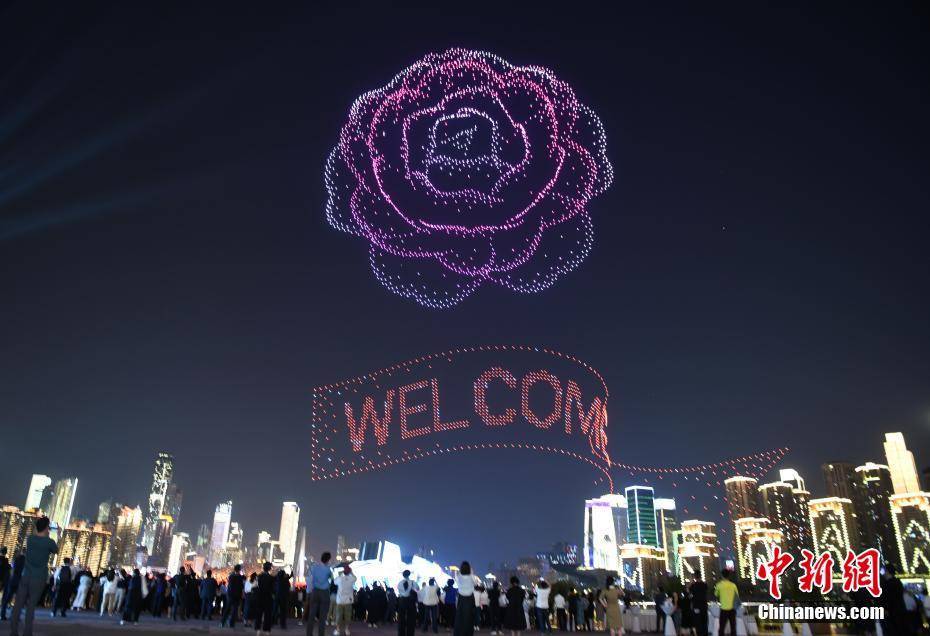 50多個(gè)國(guó)家的200多名外賓在重慶欣賞無(wú)人機(jī)燈光秀
