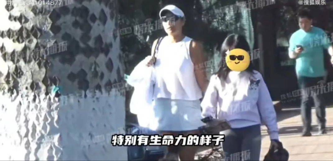 湖南籍超模瞿穎，和男友帶兩個(gè)女兒一起打網(wǎng)球