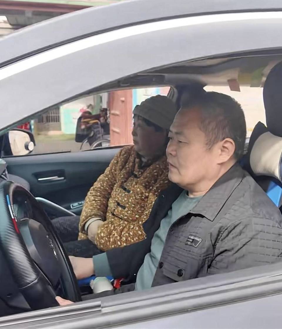 “家中無人照顧，只能隨車同行”，山東一司機(jī)帶著車禍?zhǔn)軅拮优芫W(wǎng)約車，乘客暖心留言