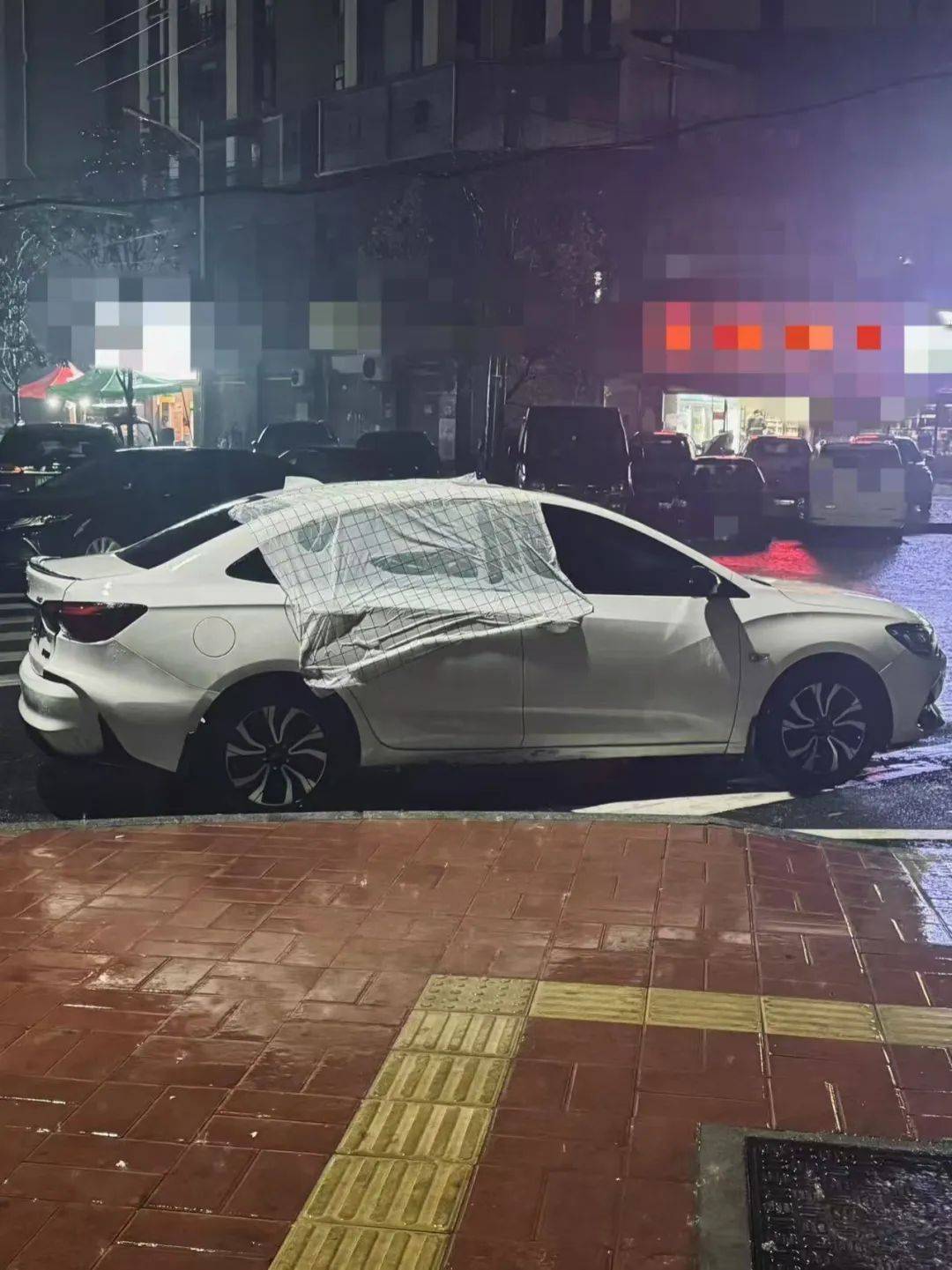 暖心！司機(jī)離開車窗未關(guān)嚴(yán)，店主用桌布遮蓋車窗幫其擋雨