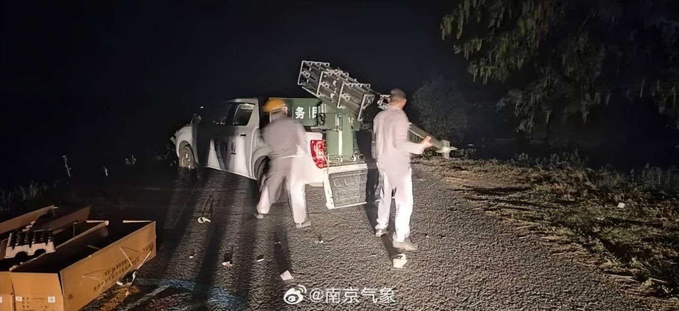 剛剛，南京發(fā)射火箭彈18枚！