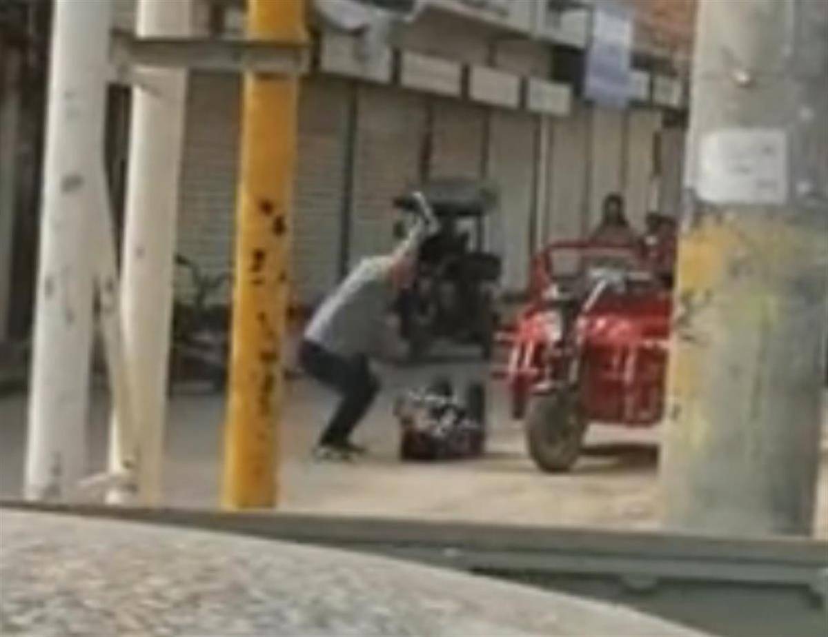 西安一男子當(dāng)街踢打女子，官方：兩人系夫妻，因家庭矛盾發(fā)生口角