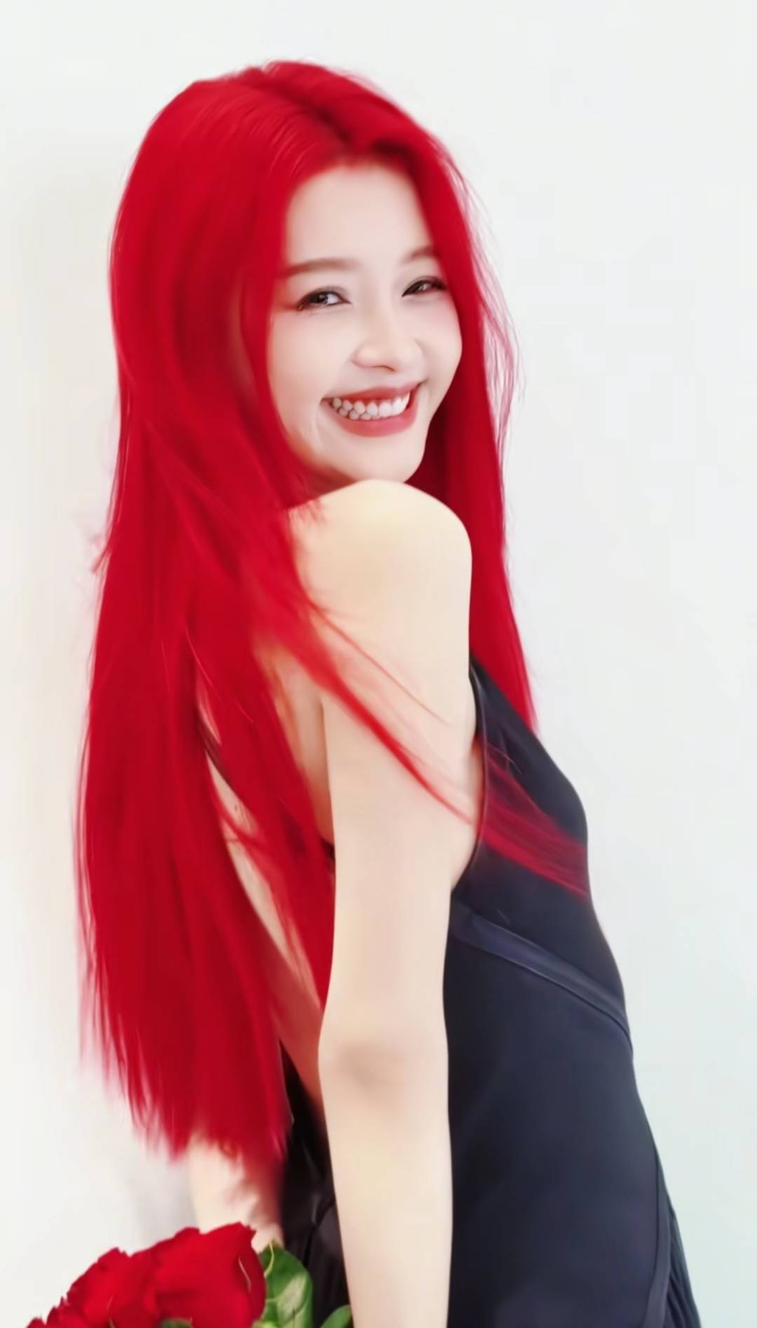 女演員染紅色頭發(fā)，稱“吃了三天過敏藥才敢染”