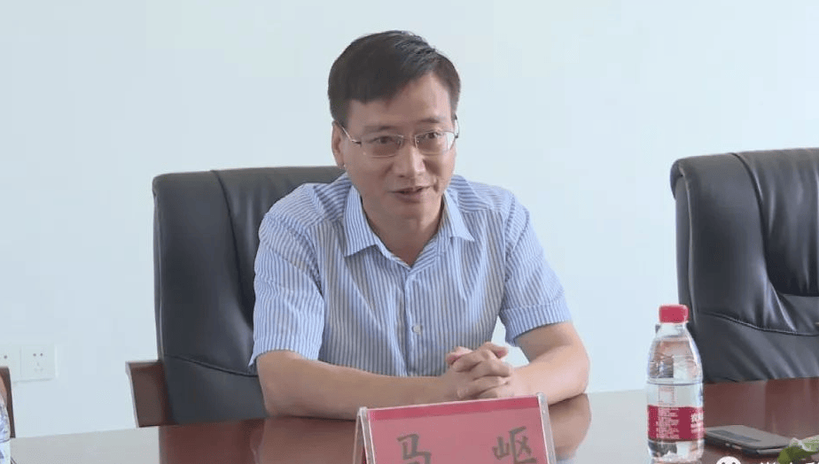副縣長拉攏6名公職人員，組建“七兄弟吃喝圈”，長期接受打牌摜蛋等“保姆式”服務(wù)