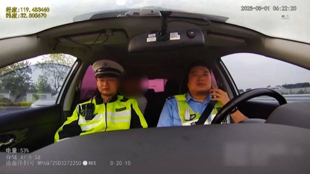 夫妻因開車問題吵架，丈夫沒帶手機被扔高速，無奈車道上插兜散步