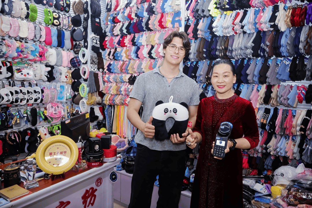 “五一”假期外國(guó)人掃貨“買買買”熱 入境游客消費(fèi)大漲丨封面有數(shù)