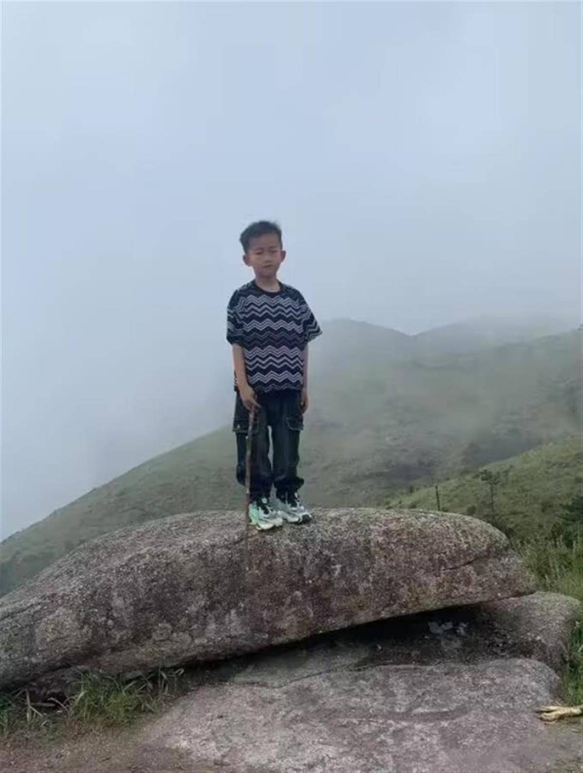 福建8歲男童在1800米山頂失蹤24小時(shí)，當(dāng)?shù)兀号c家人走散，通宵搜救暫無進(jìn)展