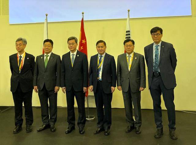 央行行長潘功勝出席并主持東盟與中日韓財(cái)長和央行行長會