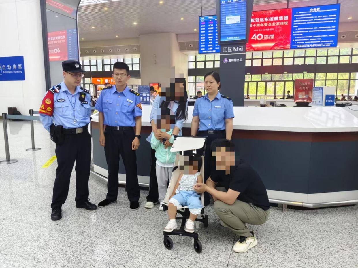 爸媽打瞌睡，5歲哥哥帶2歲妹妹獨自下高鐵：想叫他們的，但是覺得保護妹妹比較重要