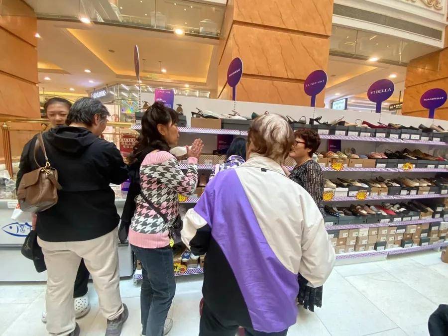 “1800元的出口商品219元拿下”！上海人假期瘋狂“撿漏”，這里外貿(mào)好東西都賣爆了，新品還將接力上市