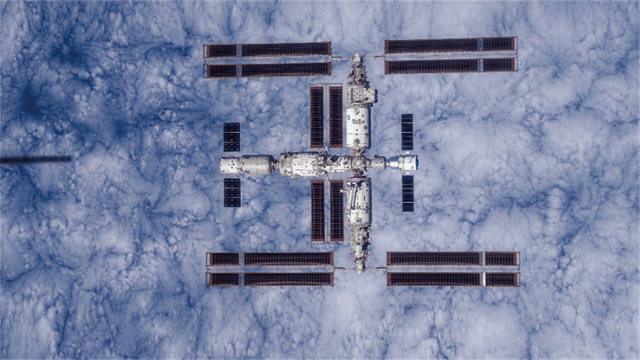 太陽翼才修好沒多久，又有“敵”撞過來了？3名航天員緊急加防