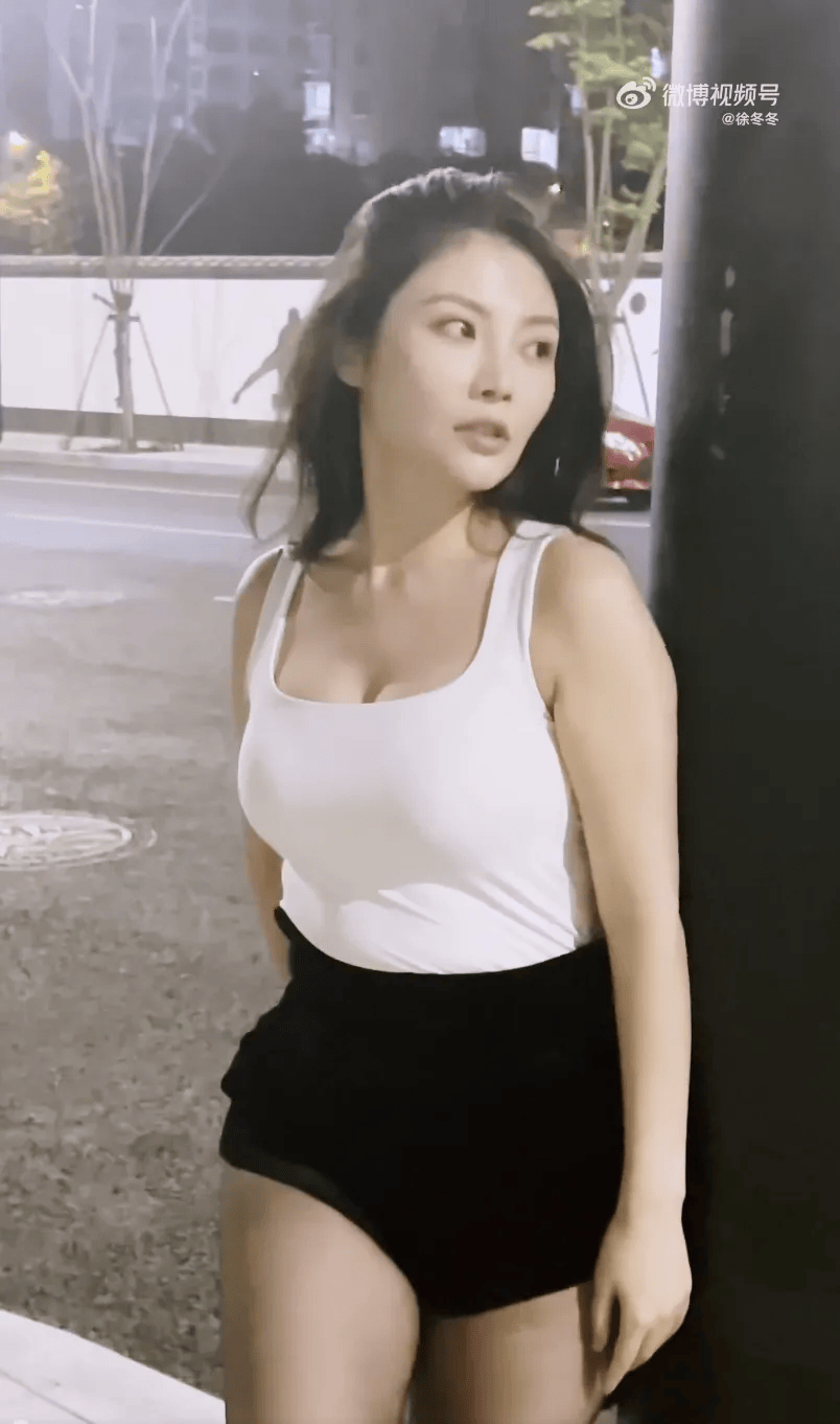 “椰樹(shù)女神”徐冬冬大方曬照，并配文：我的蝴蝶袖，很豐腴！