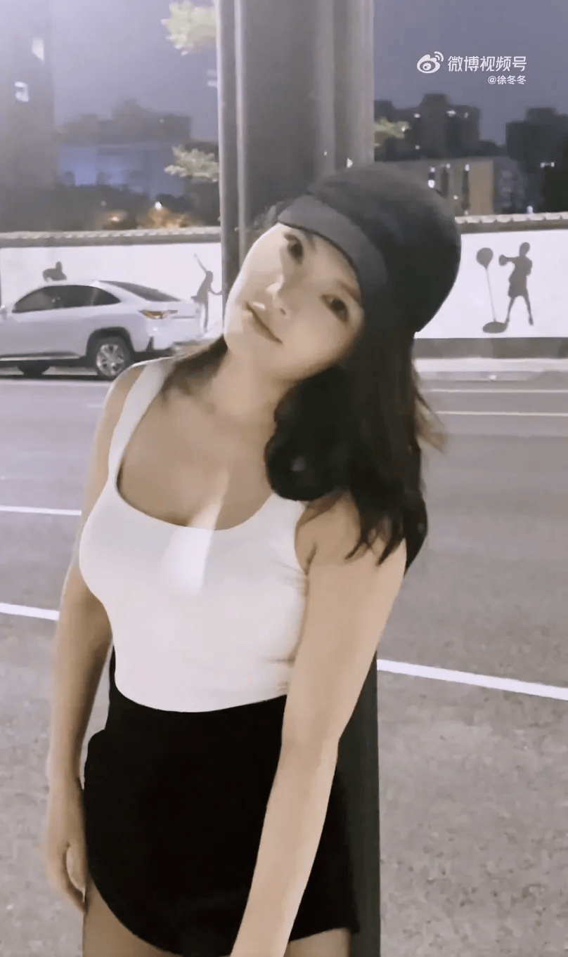 “椰樹(shù)女神”徐冬冬大方曬照，并配文：我的蝴蝶袖，很豐腴！