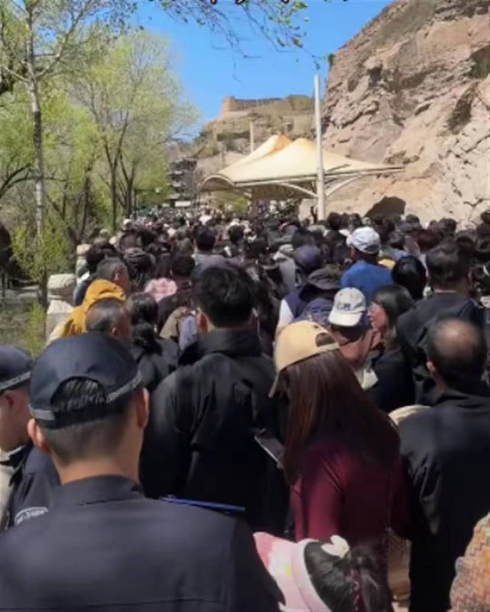 張信哲在山西大同演唱會上稱約不到景區(qū)門票，當(dāng)?shù)匚穆没貞?yīng)