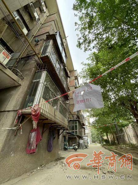 大風(fēng)中西安一40年老樓兩戶陽臺墜落，居民擔(dān)心危房盼安全鑒定
