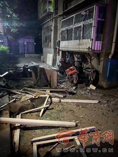 大風(fēng)中西安一40年老樓兩戶陽臺墜落，居民擔(dān)心危房盼安全鑒定
