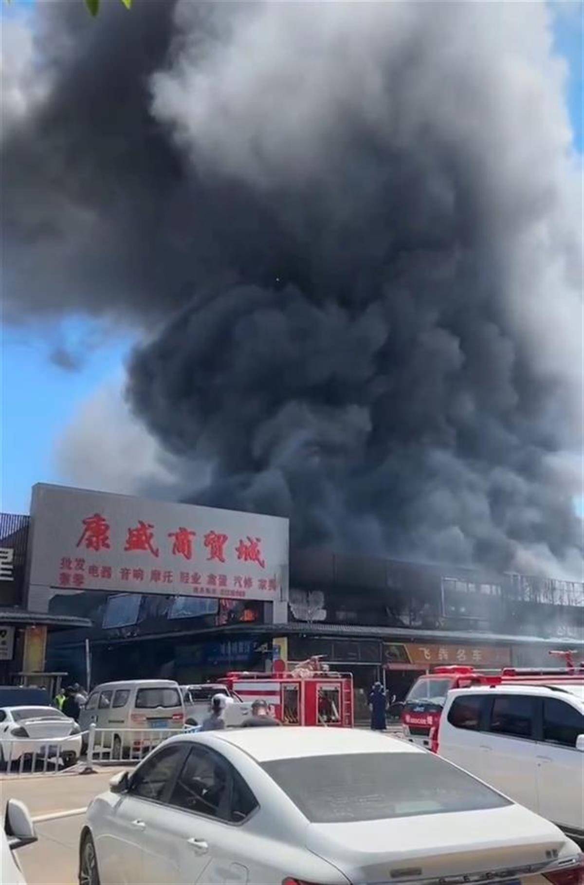 昆明一商貿(mào)城發(fā)生火災(zāi)，現(xiàn)場濃煙滾滾，商戶：正在撲火