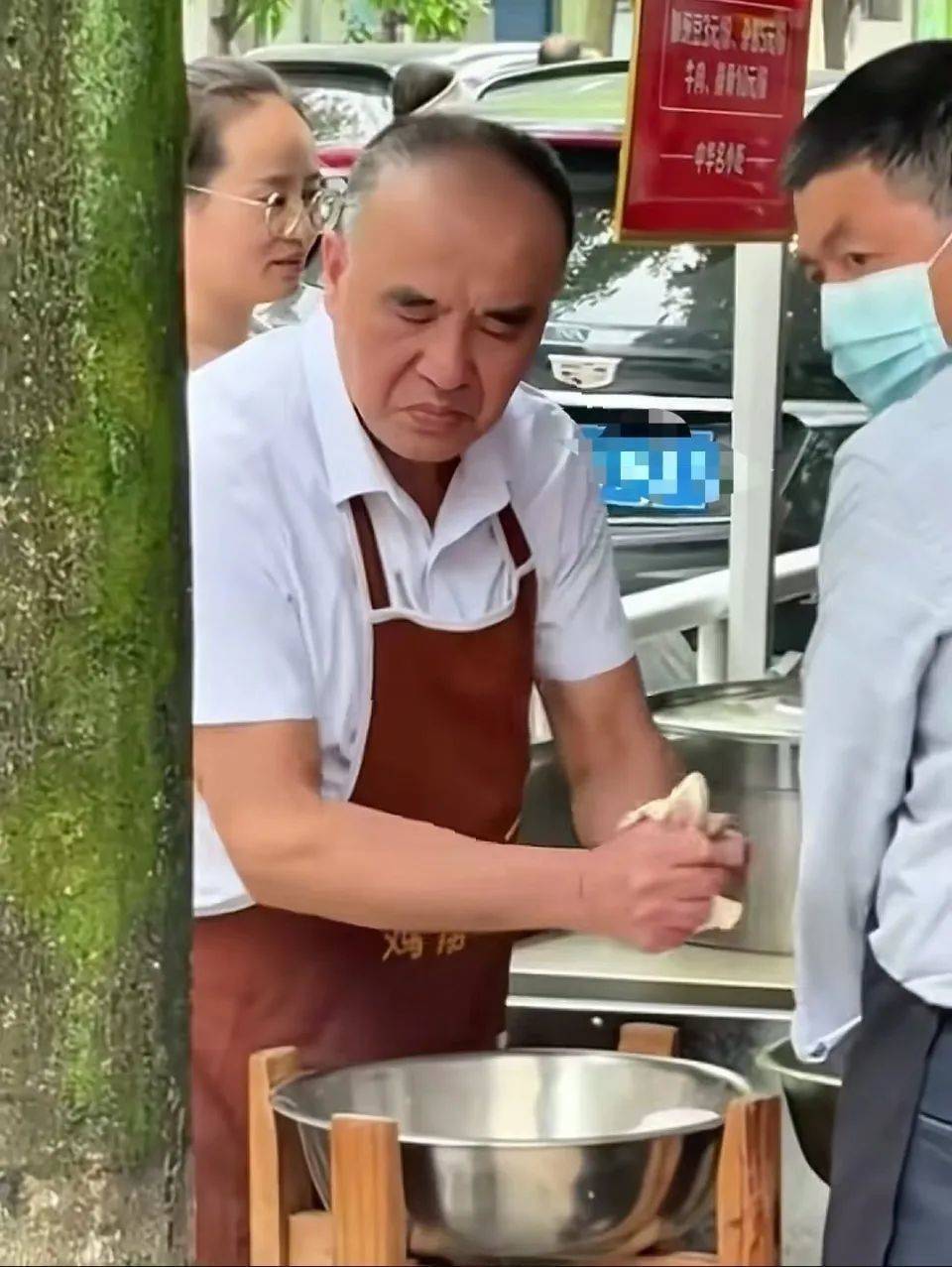 每天扯1000多碗，重慶扯面大爺表情失控引關注，本人發(fā)聲：現(xiàn)在手都是腫的