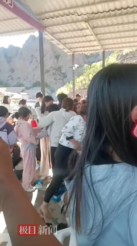 張家口一景區(qū)觀光魔毯失控，多名游客被甩出，文旅局介入調(diào)查