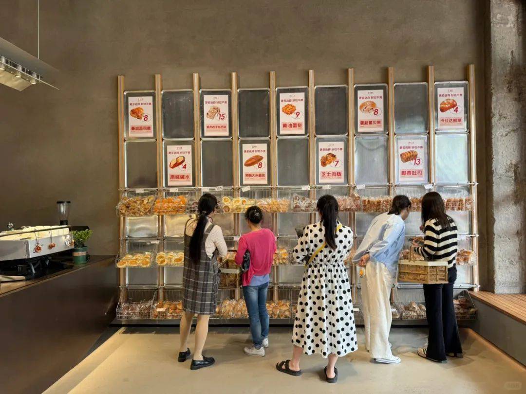 千平大店，面包4元起！低價烘焙瘋狂擴軍