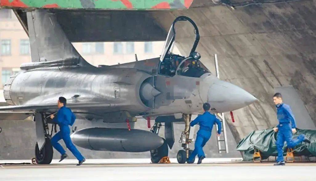 印巴空戰(zhàn)升級：殲-10CE擊落陣風，臺灣軍迷啞口無言，西方武器神話終破滅！
