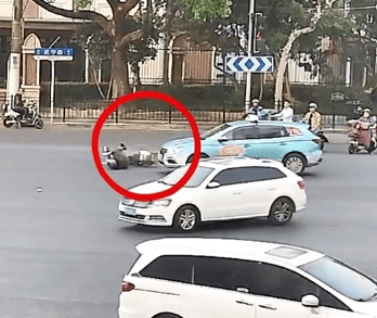 女子闖紅燈撞車受傷被定全責！交警：“為什么汽車一定有責任呢？”