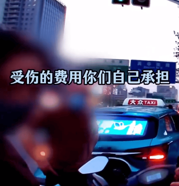 女子闖紅燈撞車受傷被定全責！交警：“為什么汽車一定有責任呢？”