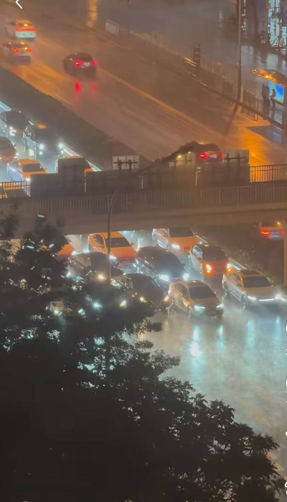 為躲冰雹在環(huán)路橋下違停致嚴重擁堵，專家指出此舉已違法
