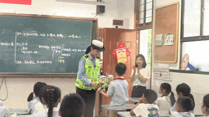 男孩“霸氣”對交警承諾：“報我名字，領(lǐng)100個包子！”