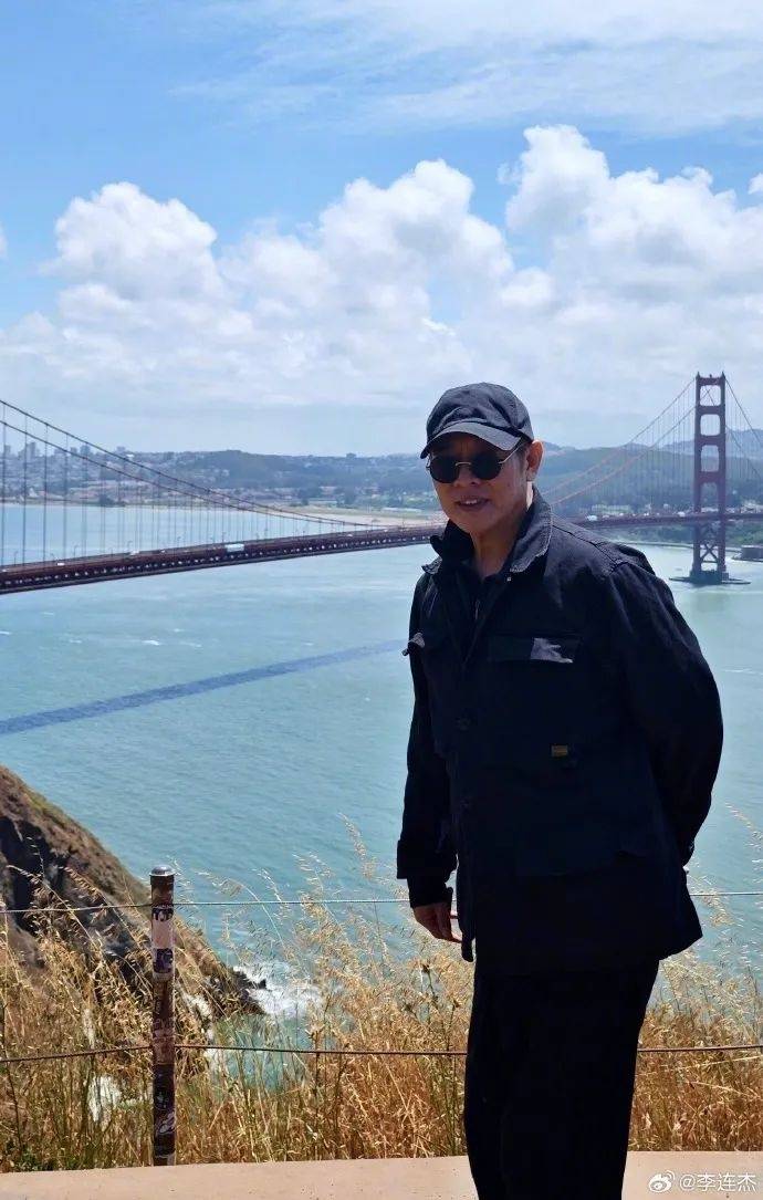 李連杰時隔50年重返金門大橋，曬照感慨“人老了”，已交代后事：樹葬海葬無所謂