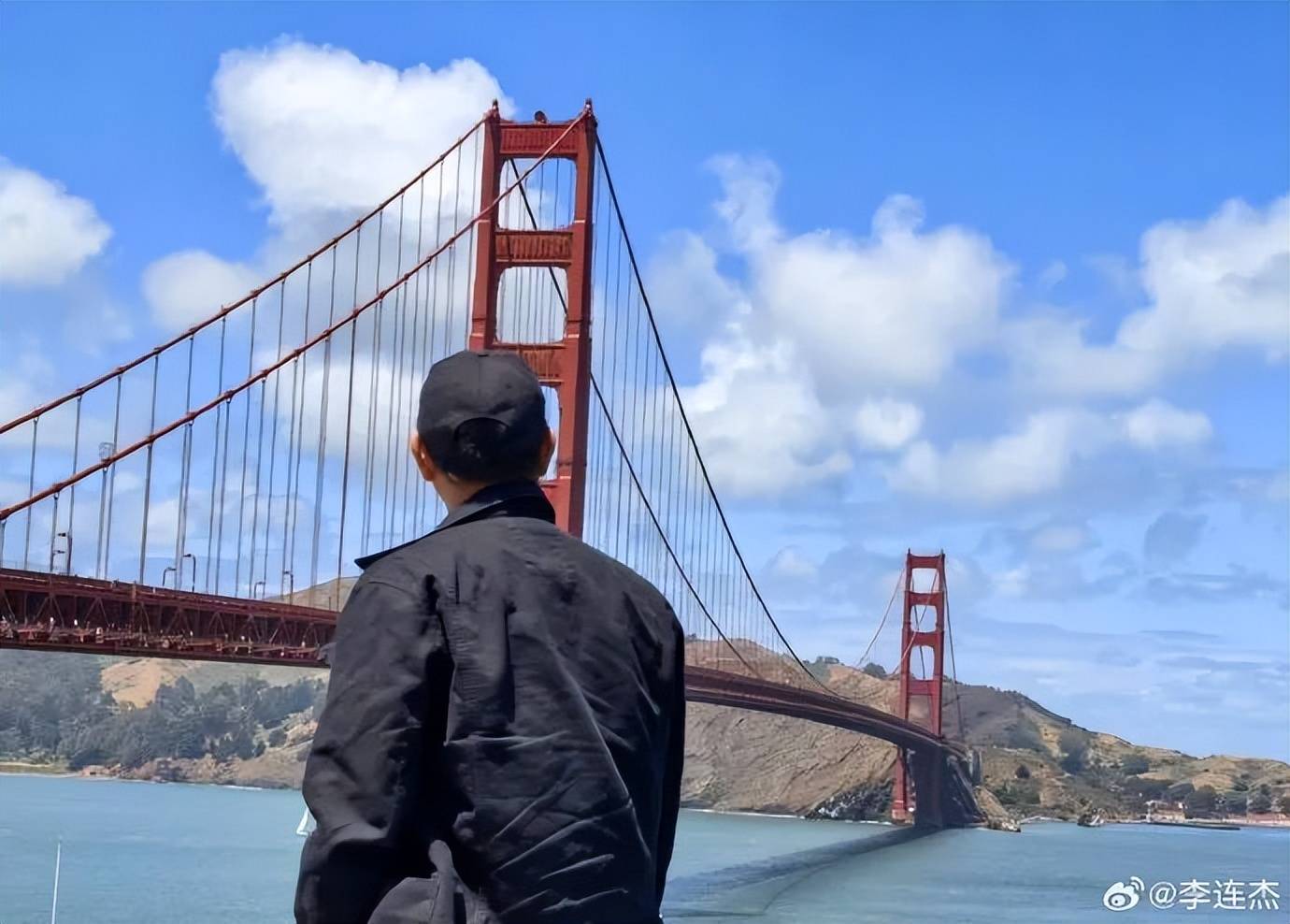 李連杰時隔50年重返金門大橋，曬照感慨“人老了”，已交代后事：樹葬海葬無所謂