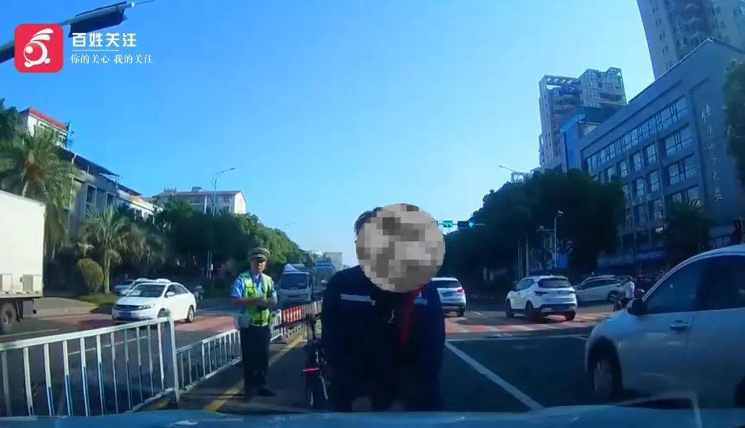 兩車(chē)剮蹭后，一車(chē)主竟當(dāng)交警面對(duì)車(chē)頭小便泄憤
