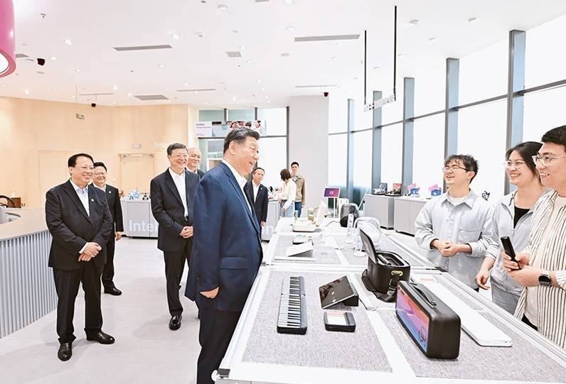 鍥而不舍落實中央八項規(guī)定精神，以優(yōu)良黨風引領社風民風