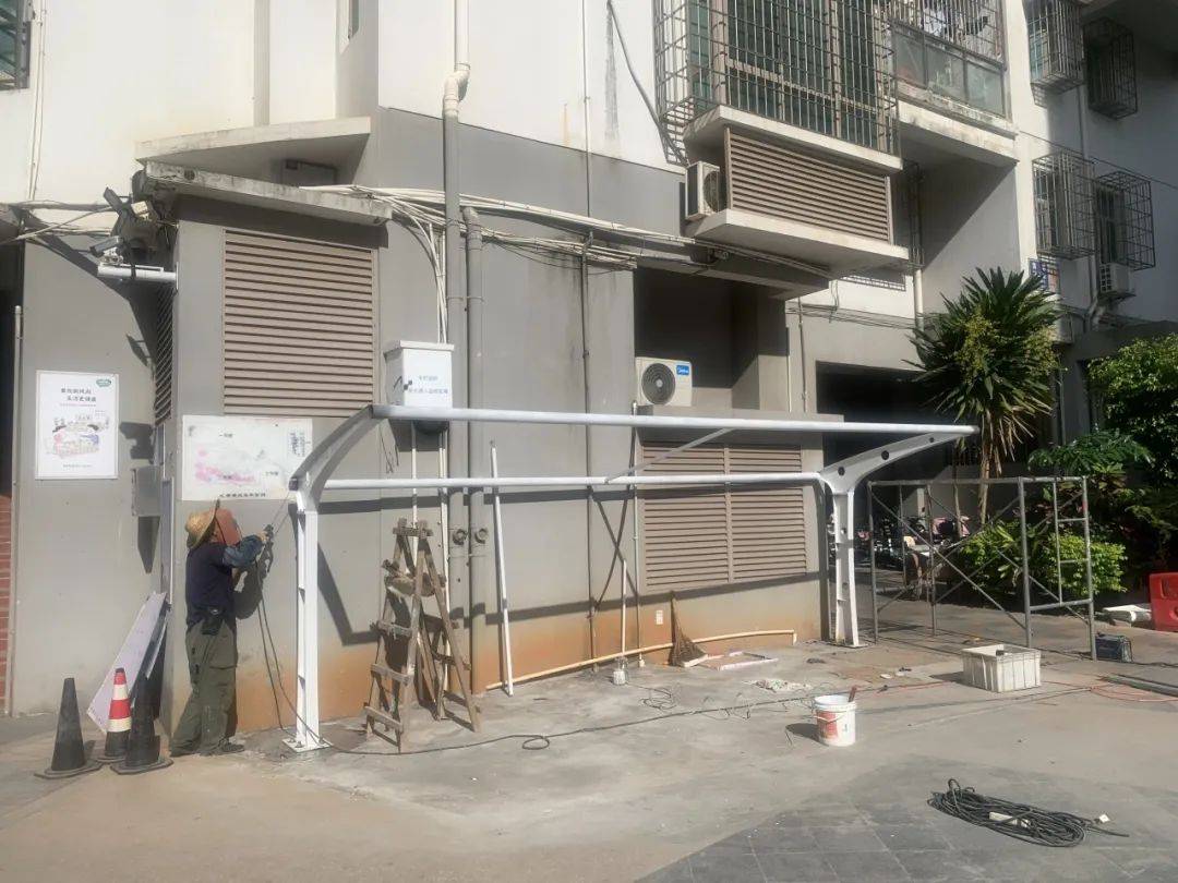 未公示，未征求意見(jiàn)！廈門一小區(qū)建充電棚，惹怒業(yè)主