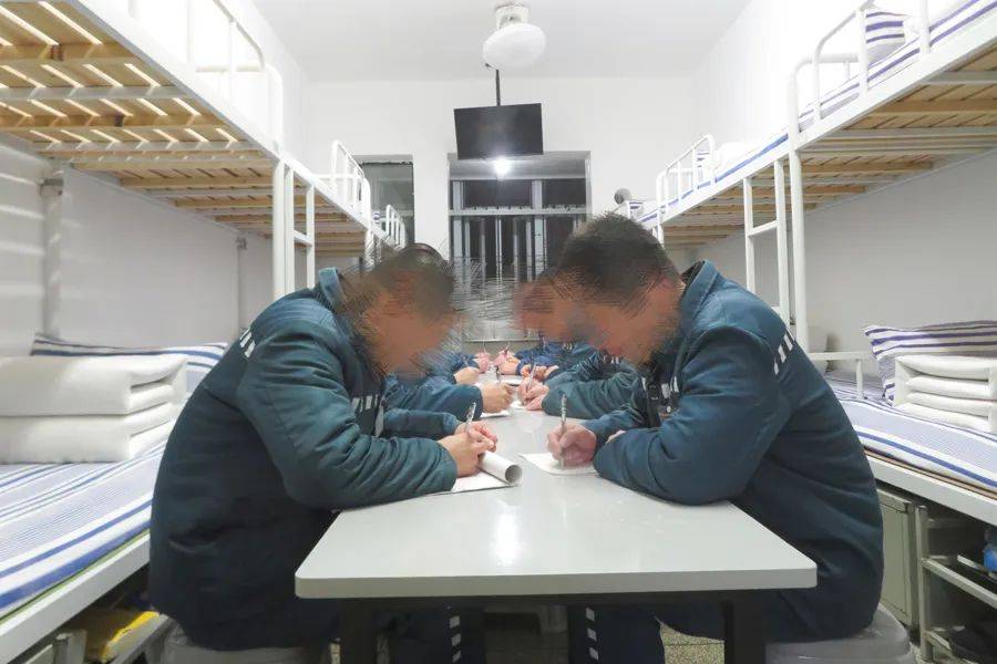 男子在上海監(jiān)獄服刑11年，出獄前才得知兩位家人已病逝...極大生活困境，他深深擔(dān)憂(yōu)→