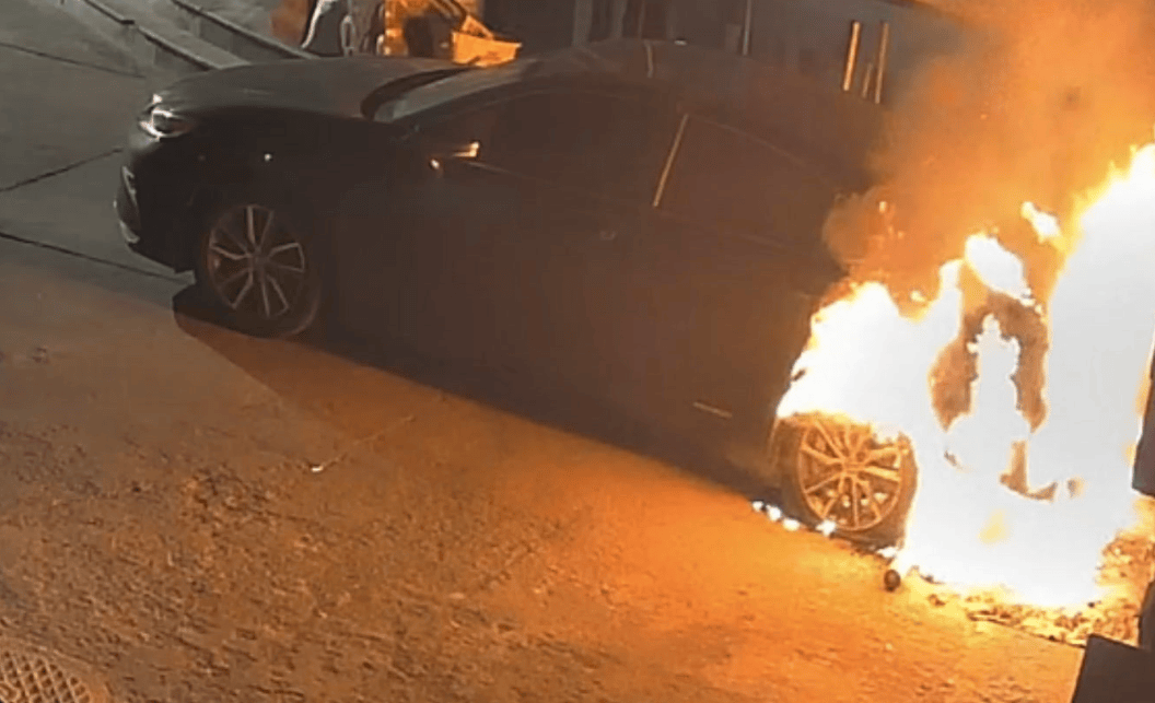北京一代駕小哥亂扔煙頭，凌晨燒毀一輛車！警方：拘