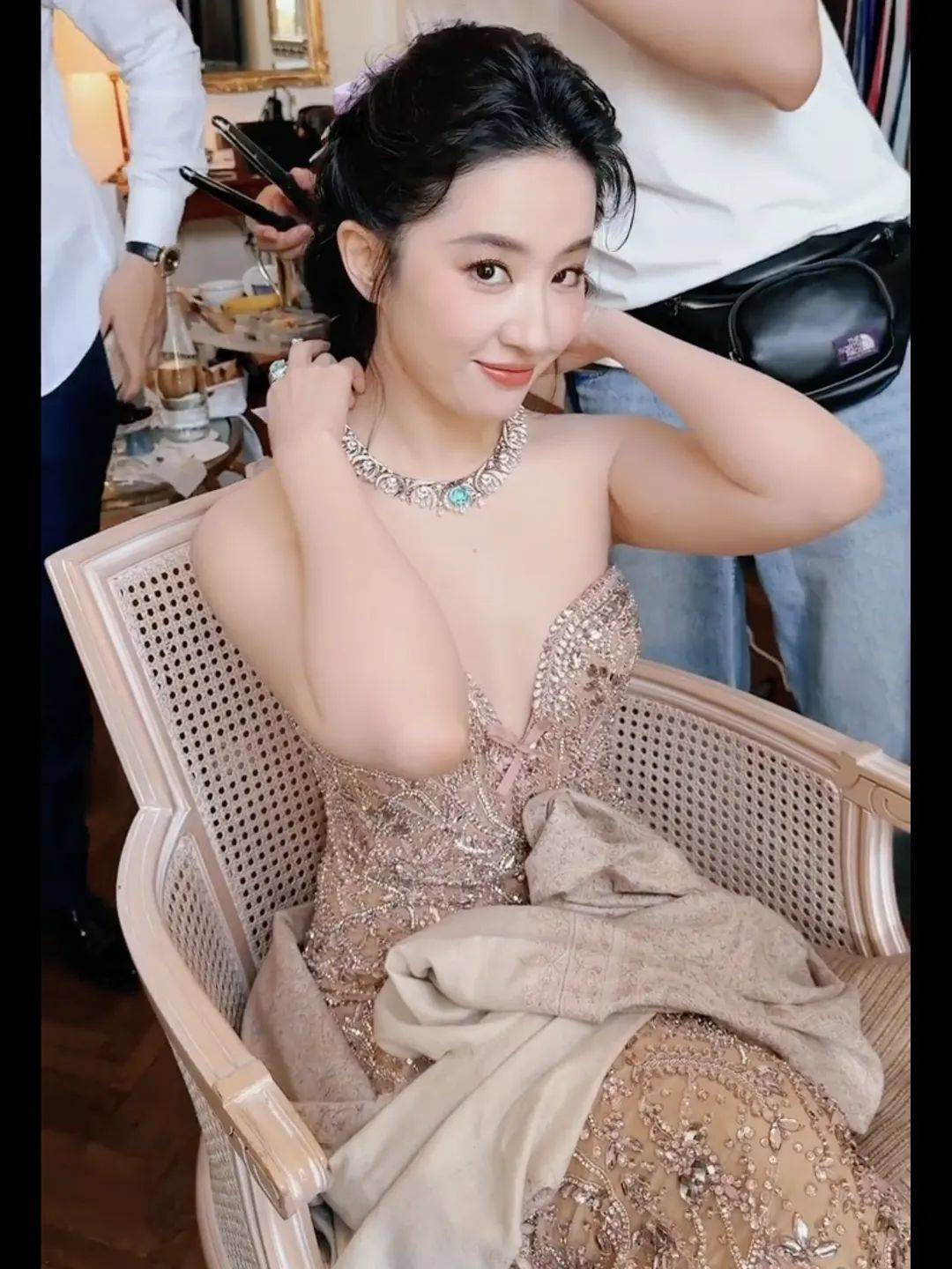 劉亦菲登“殿堂級”時尚雜志封面，佩戴祖母綠寶石項(xiàng)鏈超1.2億