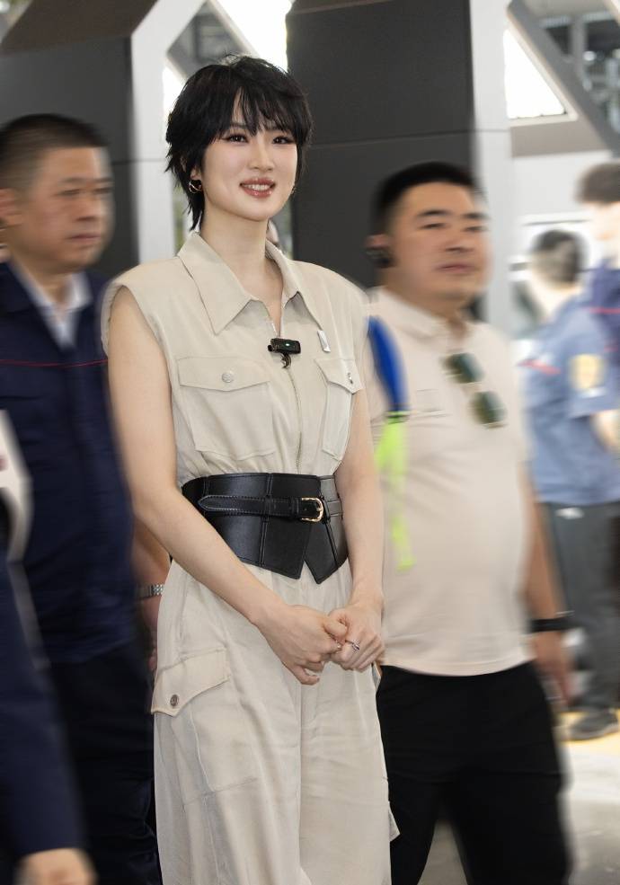 姚安娜“520”戴工牌到車間工廠打工，變身“質(zhì)檢員”