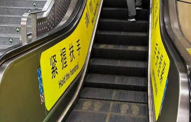 搭扶梯“左行右立”是好習(xí)慣？錯！多地提醒：不安全、不提倡