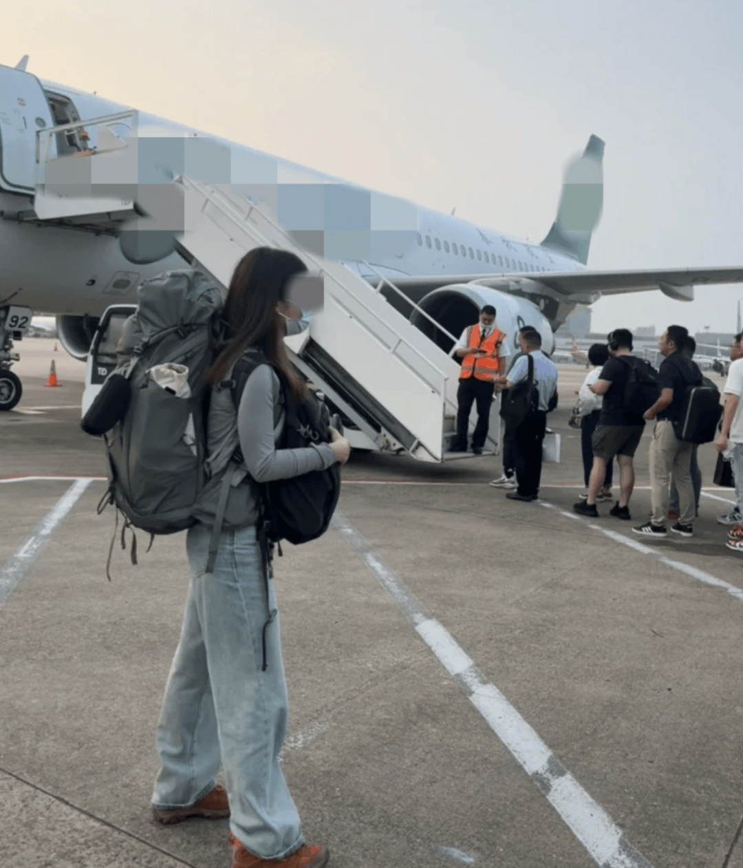 “坐飛機(jī)發(fā)現(xiàn)旁邊放著冷鏈海鮮”，航空公司兼職送貨給出差人整破防了