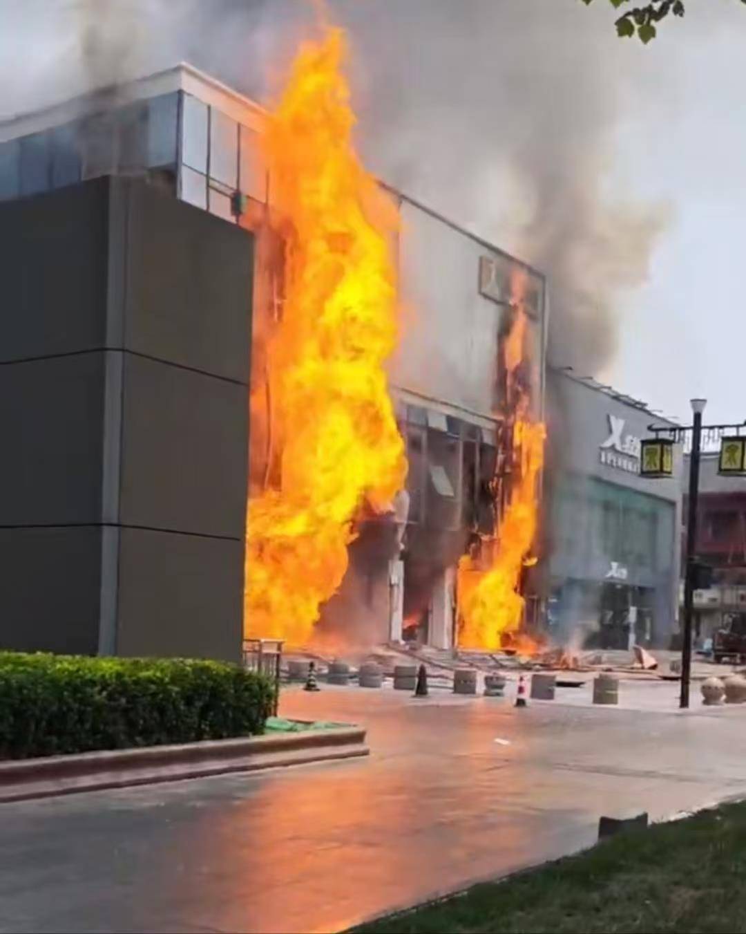 濟(jì)南一商業(yè)街店鋪起火致1人失聯(lián)5人受傷，省市區(qū)已啟動(dòng)應(yīng)急處置機(jī)制
