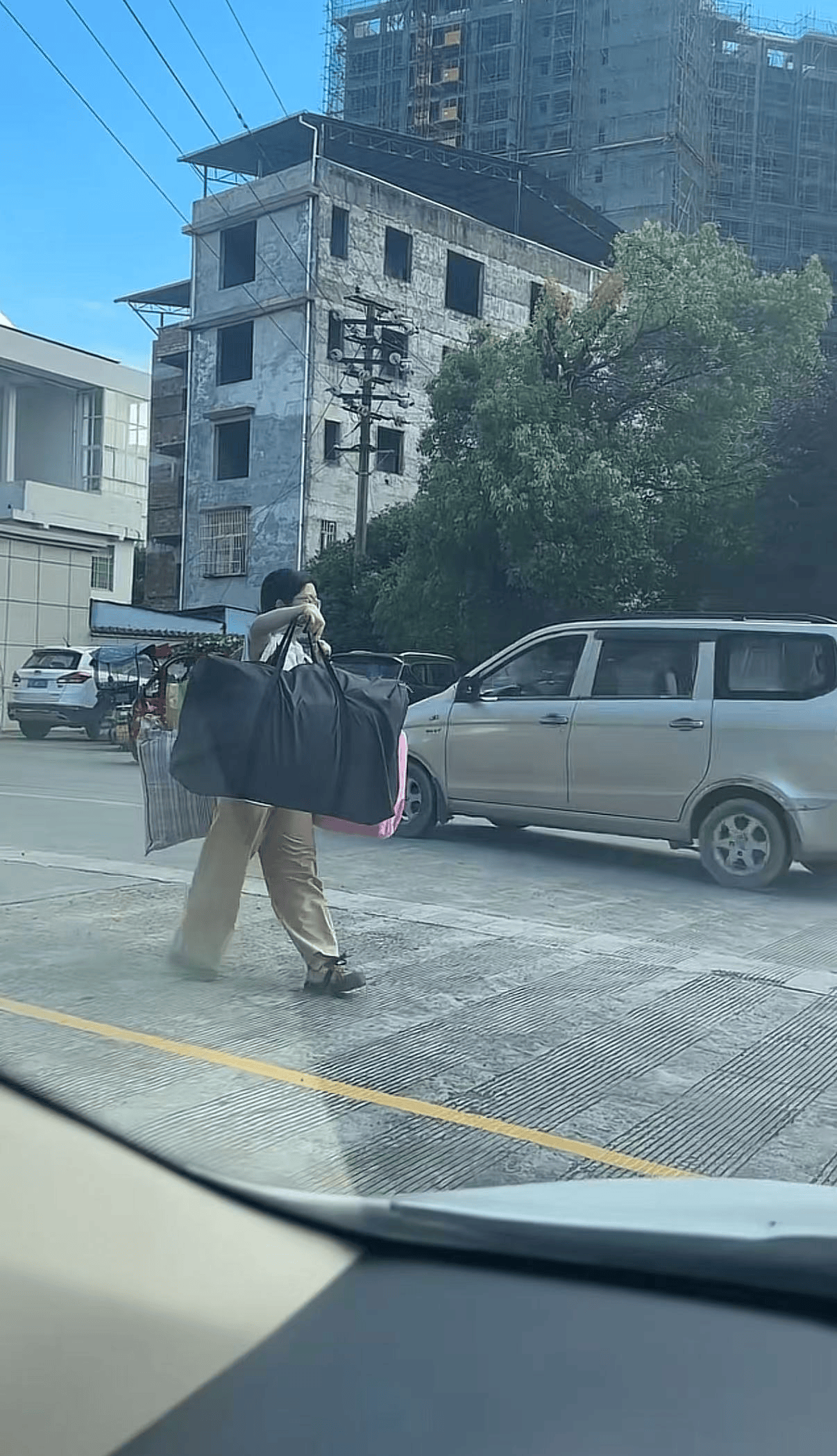 廣西一女生高考結束后獨自挑行李回家感動全網，學校：她很樸實，老師們評價都很高