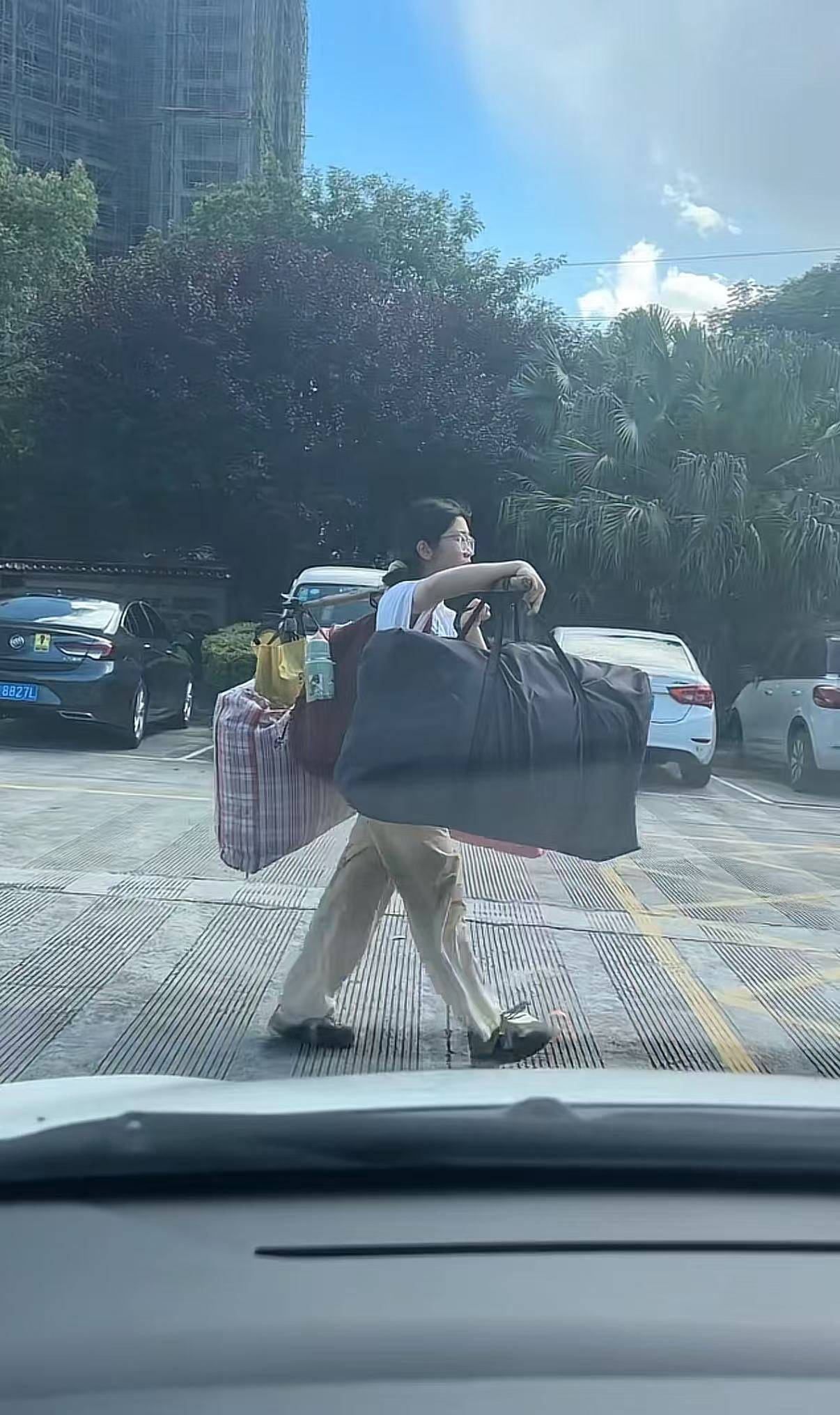 廣西一女生高考結束后獨自挑行李回家感動全網，學校：她很樸實，老師們評價都很高