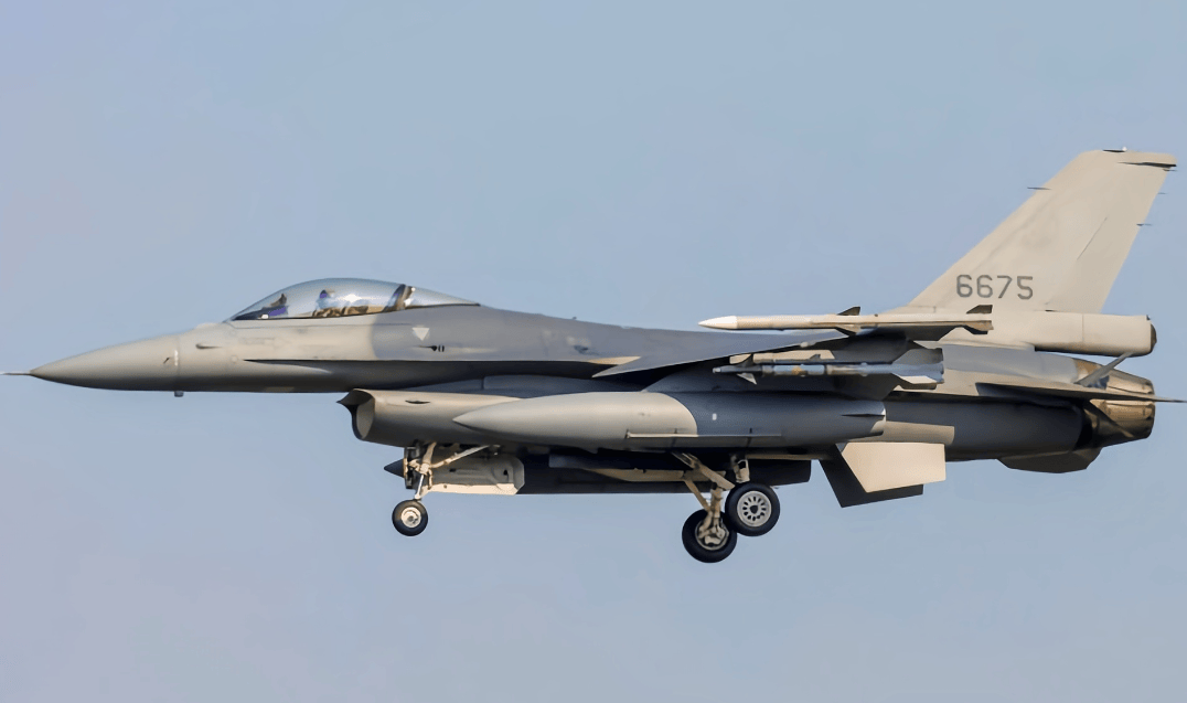 臺(tái)軍5架戰(zhàn)機(jī)挑釁遼寧艦，特朗普發(fā)現(xiàn)不對(duì)勁，緊急扣下64架F-16V
